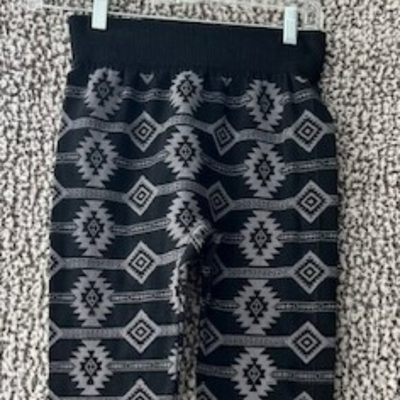 ALMOST FAMOUS Black and Gray Southwest Patterned Leggings - Picture 1 of 8
